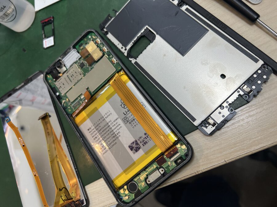 AQUOS Sense 3が雨水に打たれて画面が付かなくなってしまったとのことでご相談いただきました！