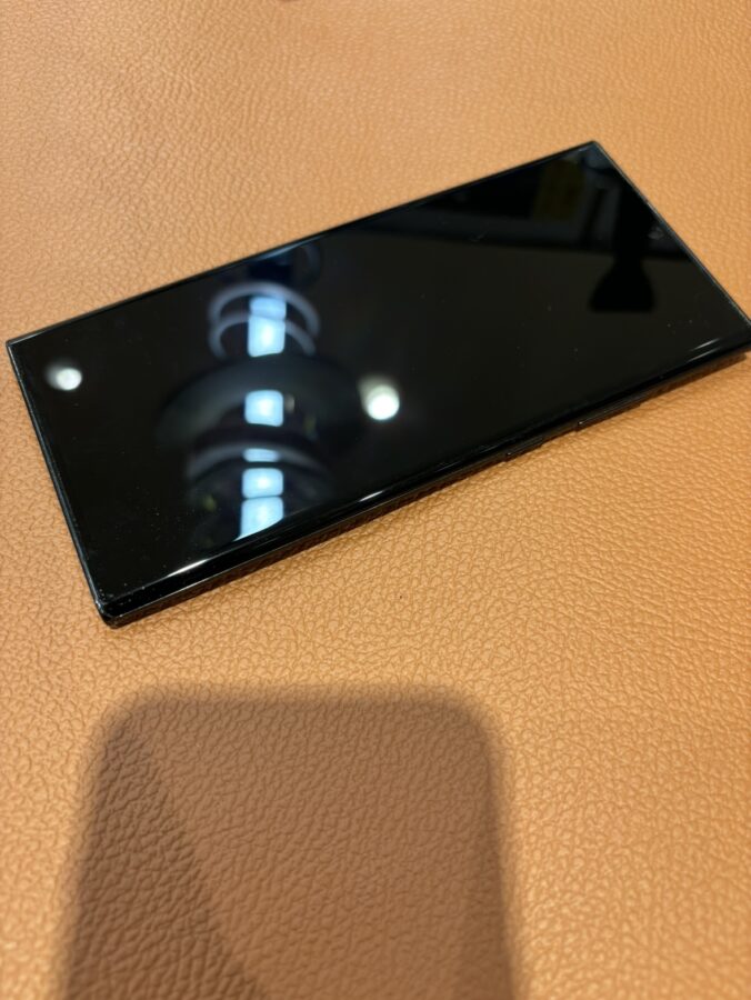 液晶に線が入るようになってしまったGalaxynote20ultra（ギャラクシー）のフロントパネル修理を行いました。