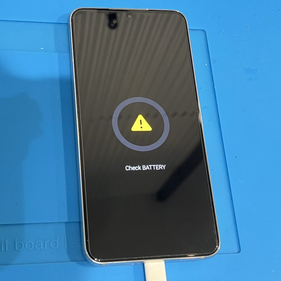 【電源が入らない!!】Samsung Galaxy S22のバッテリー交換ならデータそのまま即日修理のスマホ修理工房渋谷店！