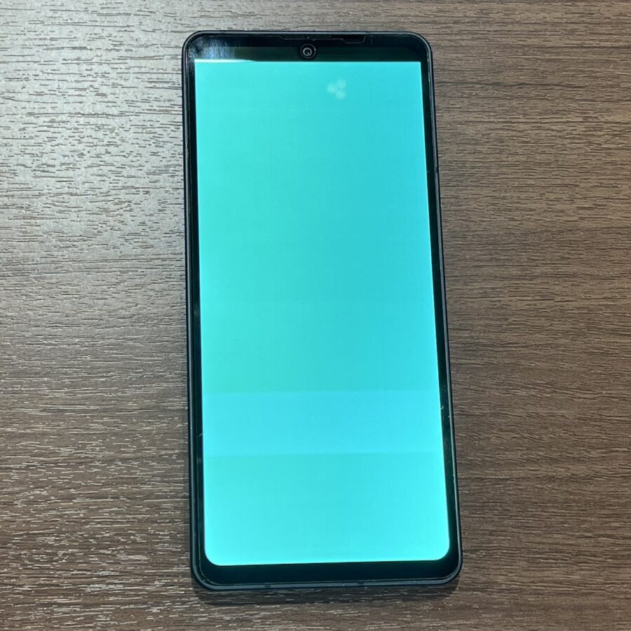 落とした衝撃でSHARP AQUOS sense6の画面が緑色に…！そんなときはスマホ修理工房で！