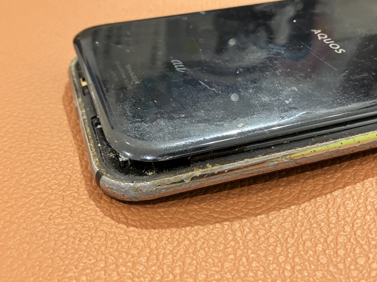 バッテリーが膨張してしまったAQUOS R（アクオス）バッテリー交換の修理を行いました【スマホ修理工房　仙台PARCO2店】