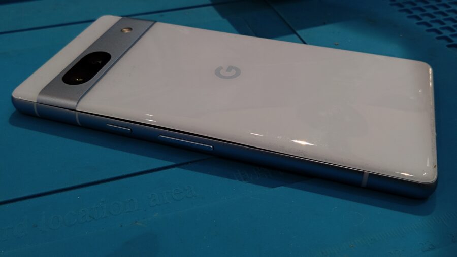 背面が浮いてきているGooglepixel7a（グーグルピクセルゼブンエー）修理を行いました。