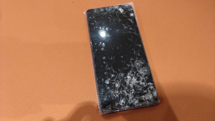 画面が粉々に割れてしまったGalaxyA52（ギャラクシーA52）修理を行いました。【スマホ修理工房　仙台PARCO2店】