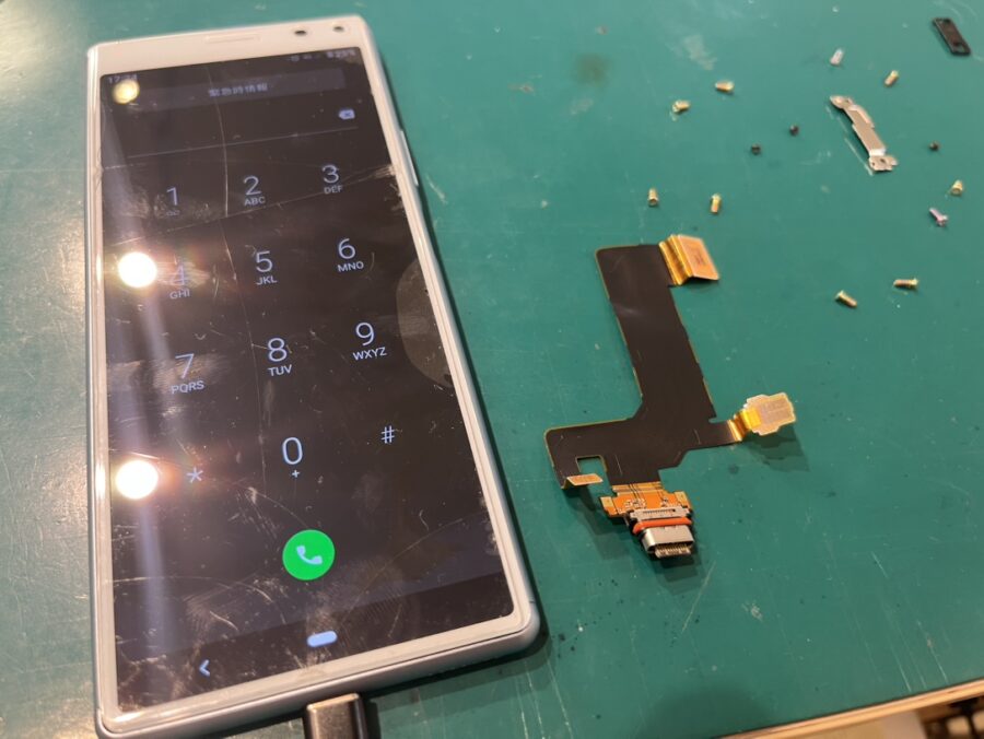 充電ができないXperia8（エクスペリア）、コネクタ修理は9900円から♬【スマホ修理工房新宿PePe店】