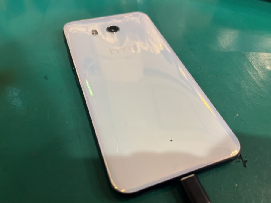 背面が割れたHTC U11（エイチティーシー）の背面パネル交換を行いました！【スマホ修理工房新宿PePe店】