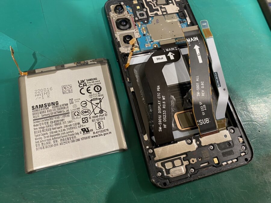 Galaxy（ギャラクシー)S22 バッテリー膨張修理！バッテリー交換で元通り！【スマホ修理工房新宿PePe店】