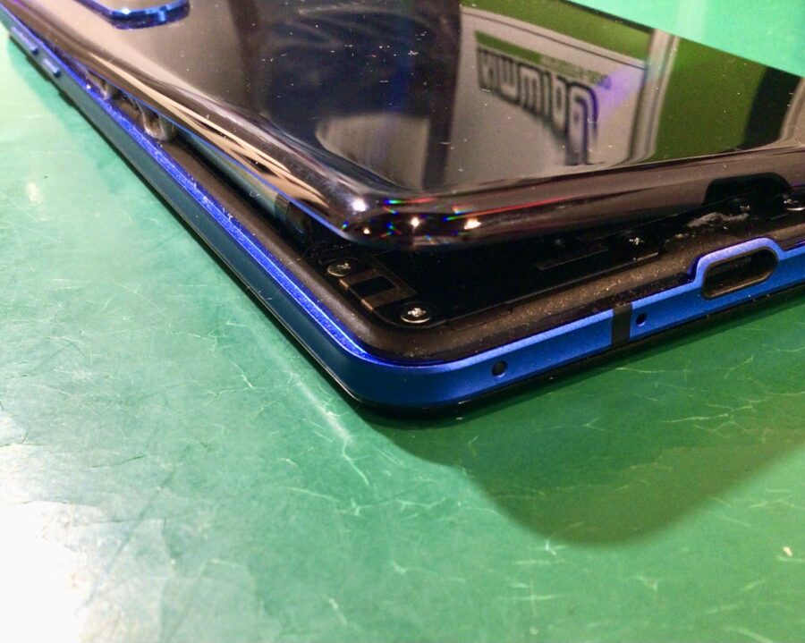 AQUOS R5G　バッテリー膨張【スマホ修理工房 東松山店】