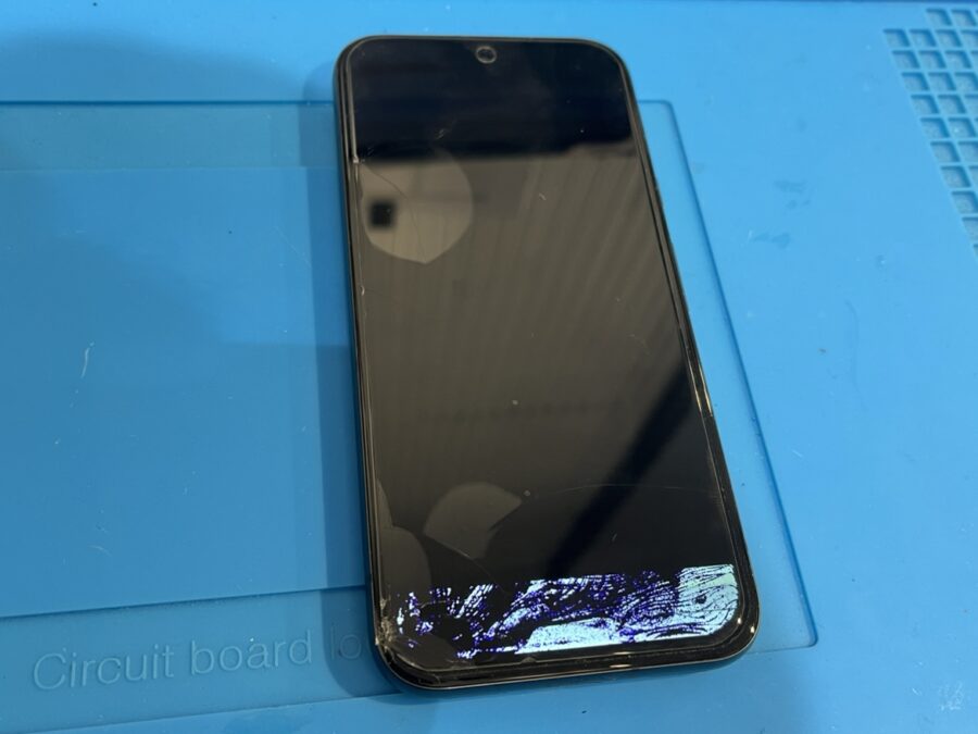 Google Pixel 8aの画面が壊れてしまった？画面の修理ならデータそのまま、即日修理のスマホ修理工房渋谷店！