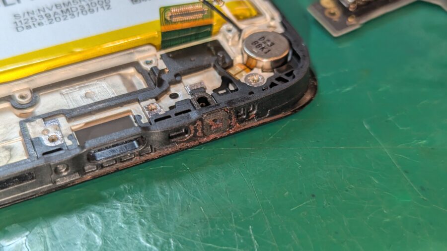スマホに溶けたチョコレートが！？redmi 12 5G（シャオミ）のマイク部分を分解清掃で修理【スマホ修理工房新宿PePe店】