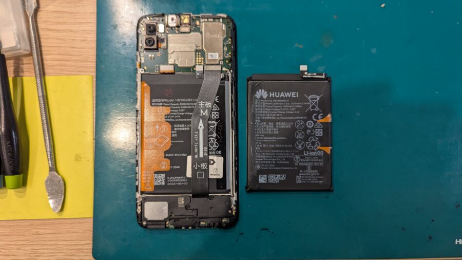 夜にはバッテリー切れを起こすHuawei nova lite 3＋(ファーウェイ)のバッテリー交換なら【スマホ修理工房新宿PeP