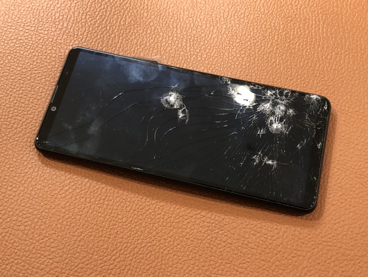 画面が激しく割れているXperia10Ⅲ（エクスペリア）画面交換を行いました!【スマホ修理工房　仙台PARCO2店】