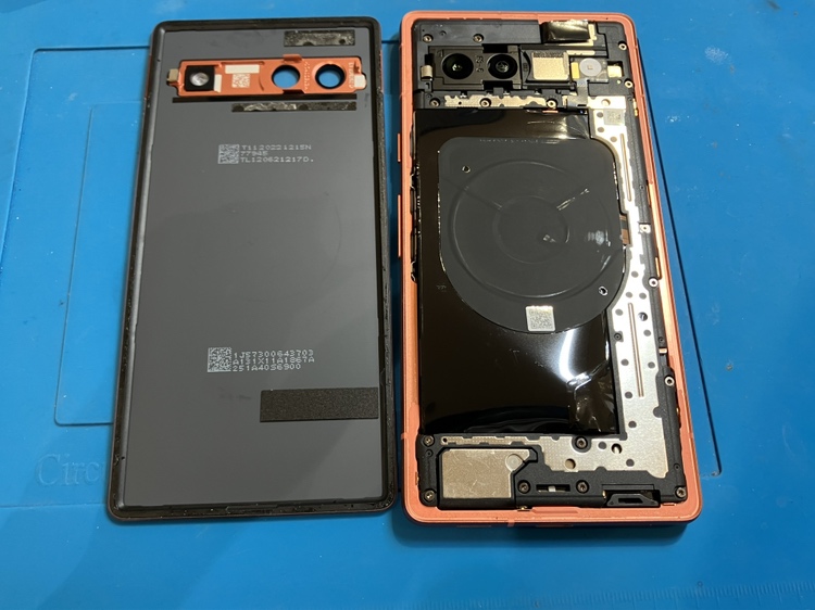 バッテリーが膨張し背面のパネルが割れてしまったGooglePixel7a(グーグルピクセル)バッテリー交換を行いました!【スマホ