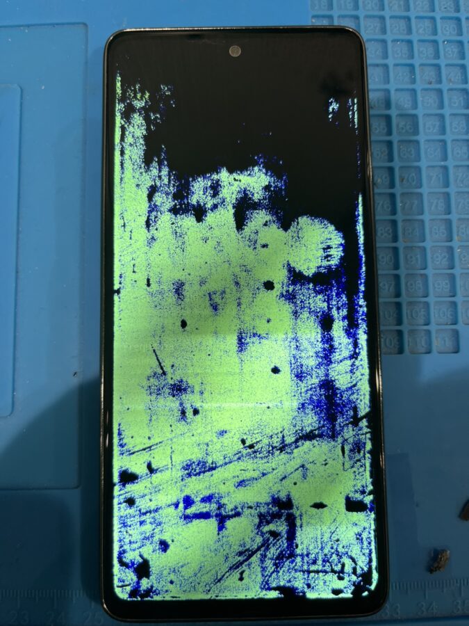 新年早々ホラー回です…　SAMSUNG Galaxy A53（ギャラクシー　エー53）液晶交換修理は、スマホ修理工房渋谷店まで！