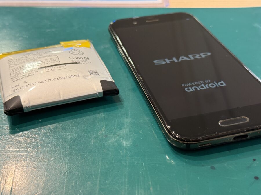 AQUOS R (アクオス)バッテリー膨張！放置は危険！データそのままバッテリー交換修理【スマホ修理工房新宿PePe店】