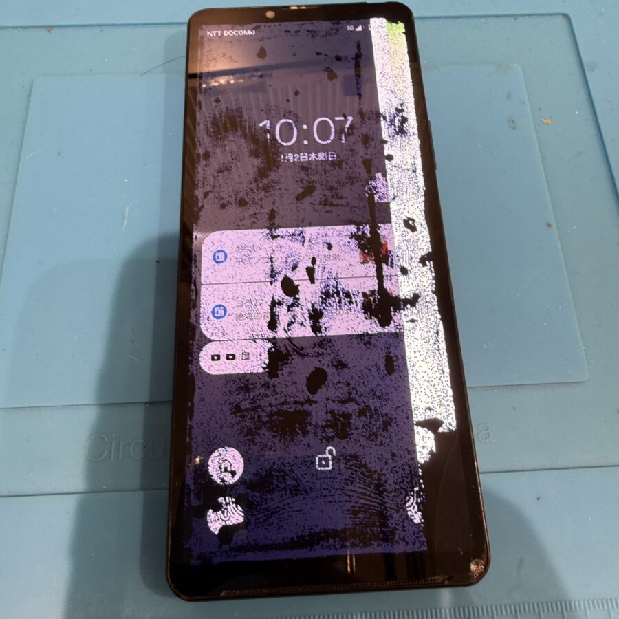 白い線に黒ずみまで。。。画面が悲惨なことになったSONY Xperia 10 Vの