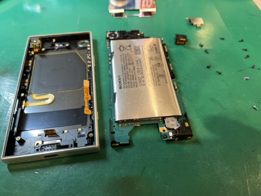 発売から約8年のXperia XZ1 Compact(エクスペリア)　即日バッテリー交換なら【スマホ修理工房新宿PePe店】へ！