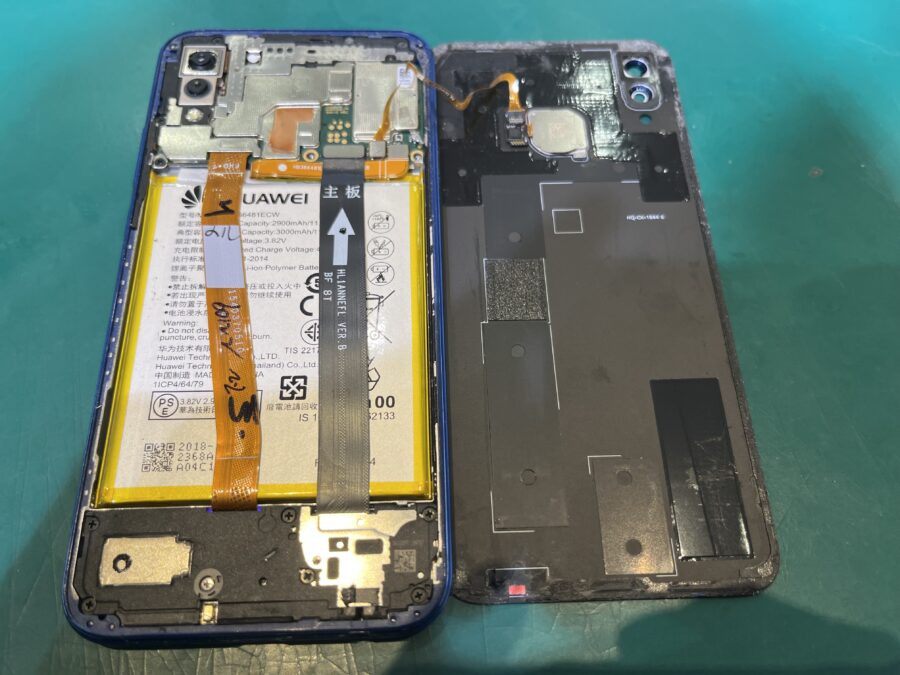 HUAWEI Mate20lite(ファーウェイ) の爆裂バッテリー膨張も、交換は【スマホ修理工房新宿PePe店】でOKです♪