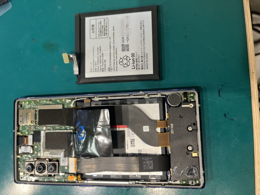 取り扱い希少なArrows NX9 (F-52A)のバッテリー修理もOKです♪【スマホ修理工房新宿PePe店】へどうぞ⭐︎