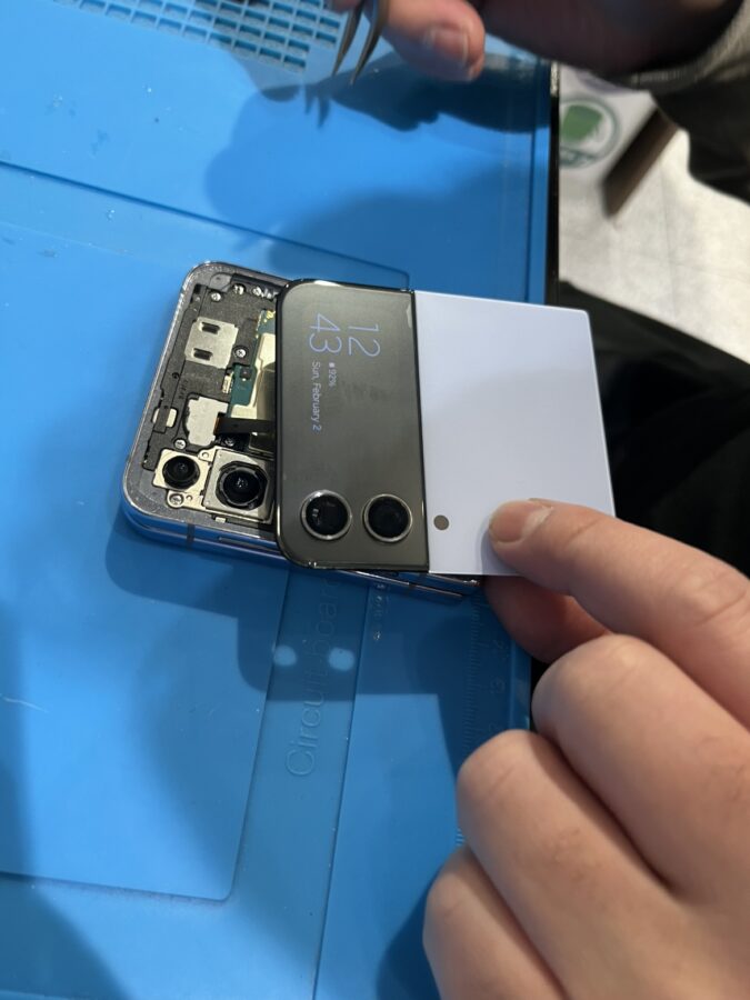 メインディスプレイが何も映りません！！！　Galaxy Z Flip4外装交換修理は「スマホ修理工房 渋谷店」へ！