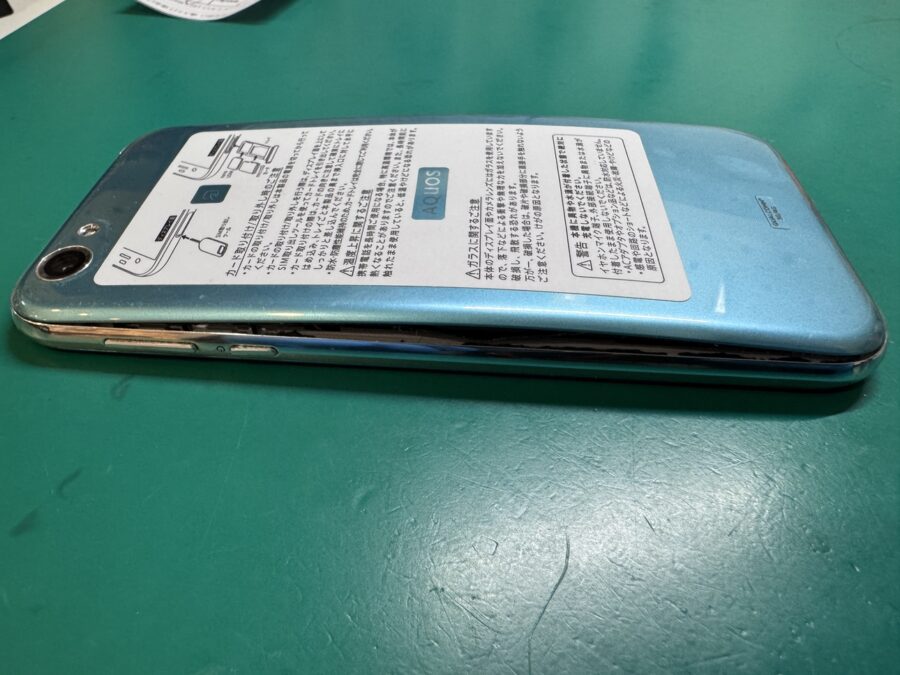 バッテリーが膨らみ背面が開いてきたAQUOS R（アクオス）のバッテリー交換を行いました！スマホ修理工房なんばウォーク店