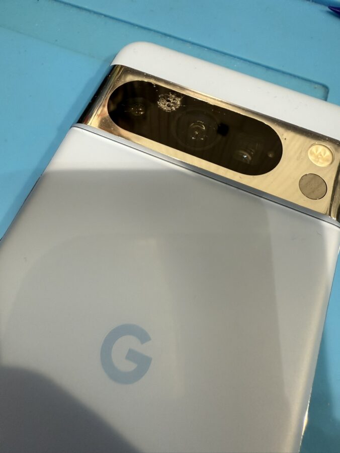 Google Pixel 8 ブラック カメラひびあり Pixel8（ピクセル8）のカメラレンズが割れた？カメラレンズの修理なら