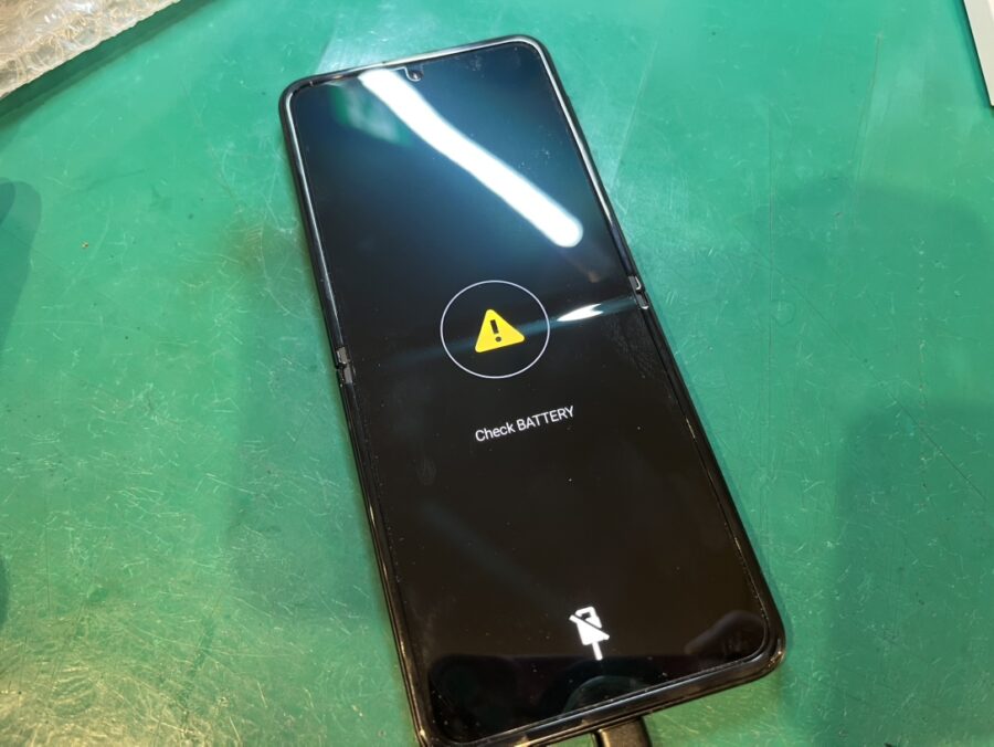 Galaxy Z Flip3 （SCG12/SC-54B）ギャラクシーのバッテリー交換もお任せください！Androidスマホの修
