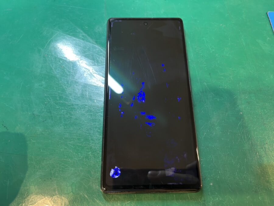 Google（グーグル）Pixel6a、画面が黒いシミで全然見えない💦Androidスマホの画面交換作業も【スマホ修理工房新宿P