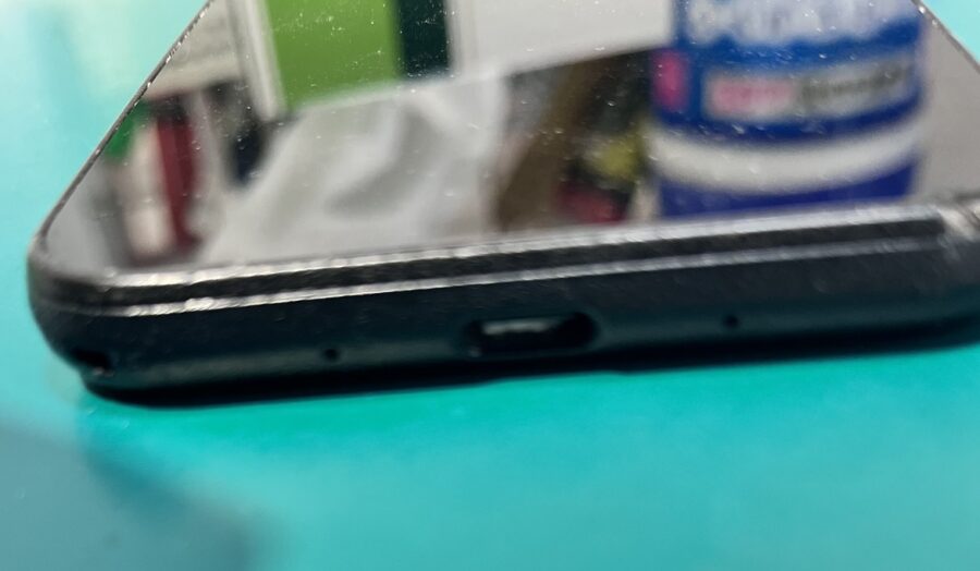 DIGNO BX2（キョウセラ）充電口に物が詰まって取れない？【スマホ修理工房　ココリア多摩センター店】