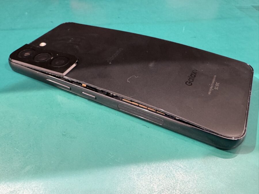 背面が膨らんでいる、その状態で放置は危険です！Galaxy S22 (ギャラクシー）のバッテリー交換を承りました！【スマホ修理工