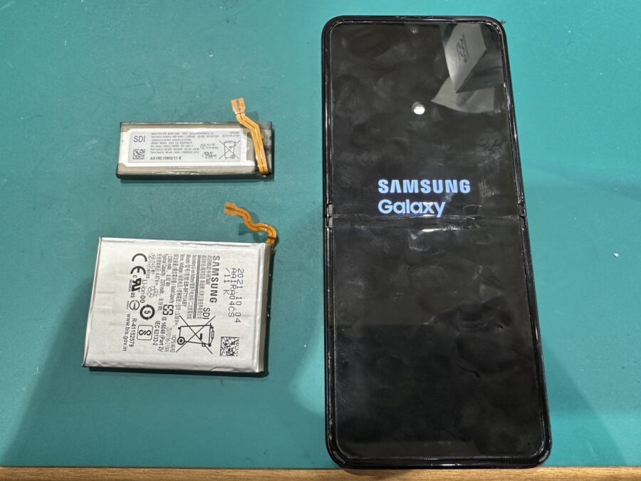 新橋からお越しのお客様よりGalaxy Z Flip3 5Gのバッテリー交換依頼を