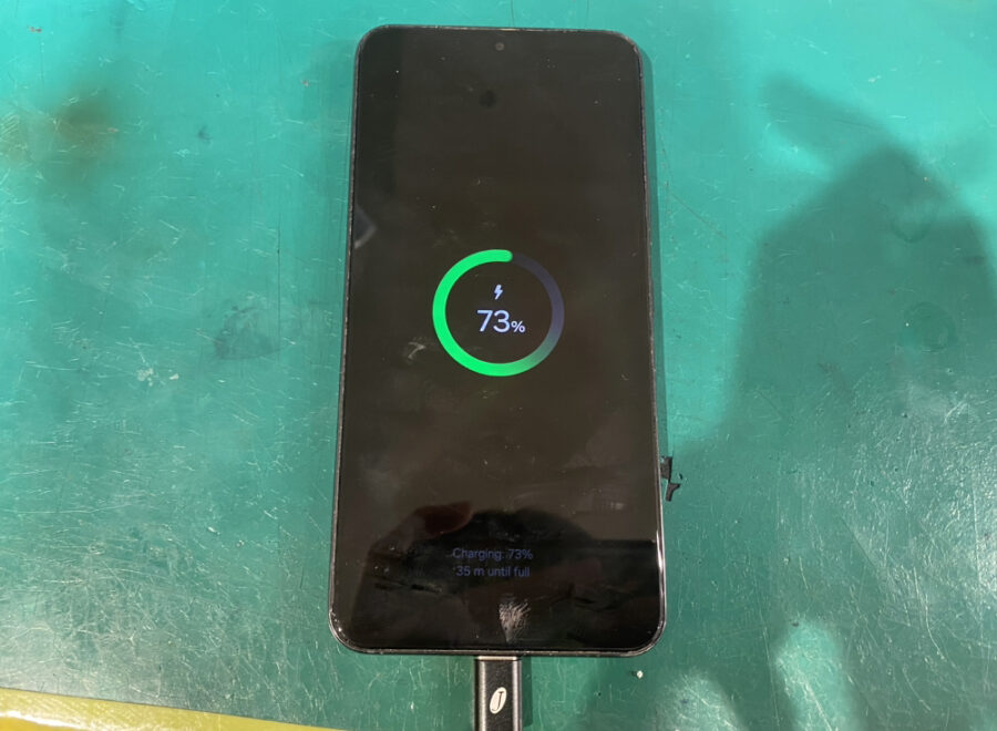 突然充電が出来なくなったGalaxy S22(ギャラクシー）の修理も当店にお任せ下さい！【スマホ修理工房新宿PePe店】