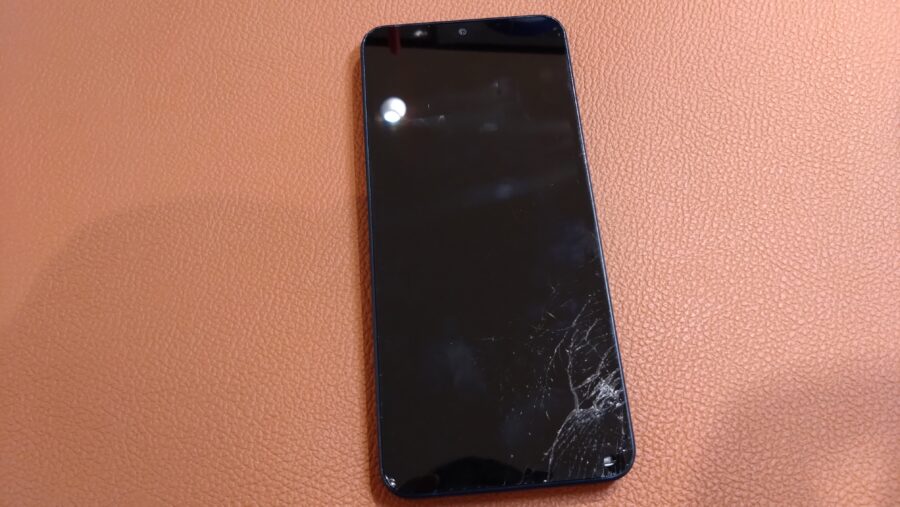 画面に割れ、欠けがあるAQUOSwish4（アクオス）修理を行いました!【スマホ修理工房　仙台PARCO2店】