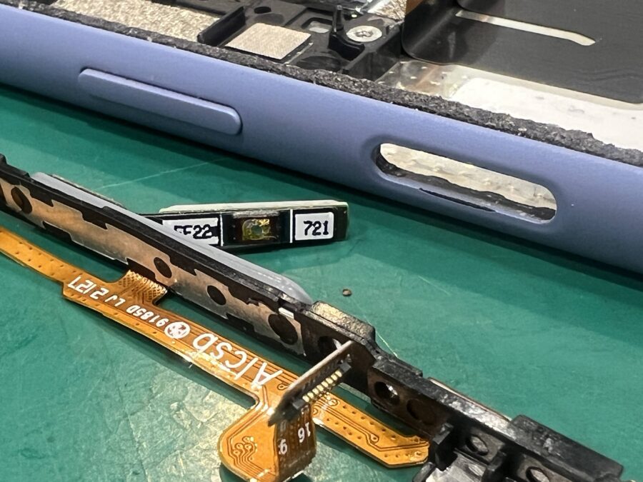 Xperia 10 Ⅲ（エクスペリア）電源ボタンが陥没してしまい、押せない！修理実績多数の当店にご相談下さいませ！【スマホ修理工