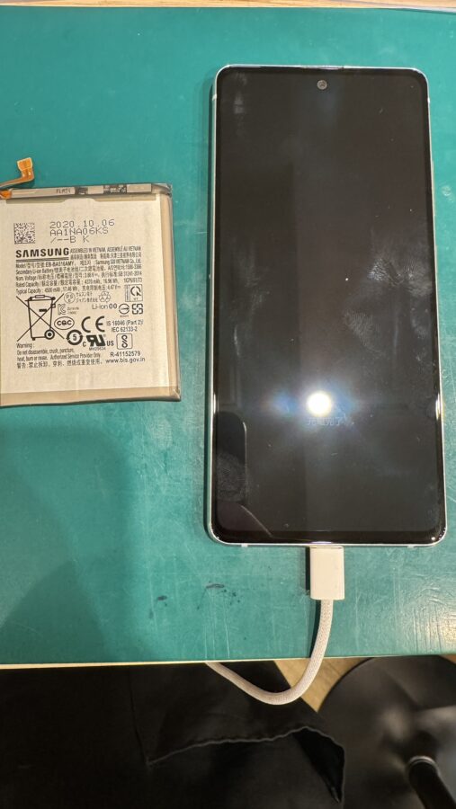 一日も持たないGalaxyA51 (ギャラクシー）のバッテリー交換なら【スマホ修理工房新宿PePe店】へどうぞ！