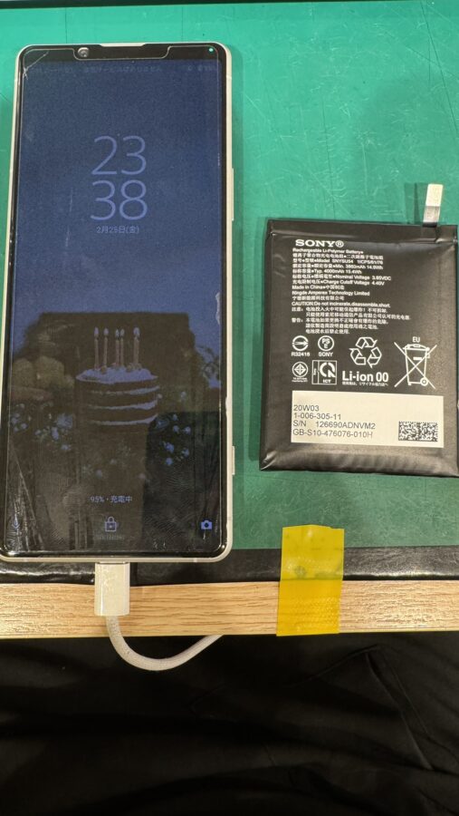 バッテリーが膨張してしまった！Xperia 1Ⅱ（エクスペリア）のバッテリー交換修理も【スマホ修理工房新宿PePe店】へどうぞ！