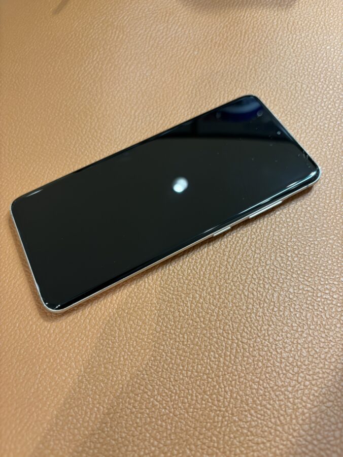 画面が割れてしまったGalaxyS20（ギャラクシー）修理を行いました。【スマホ修理工房　仙台PARCO2店】