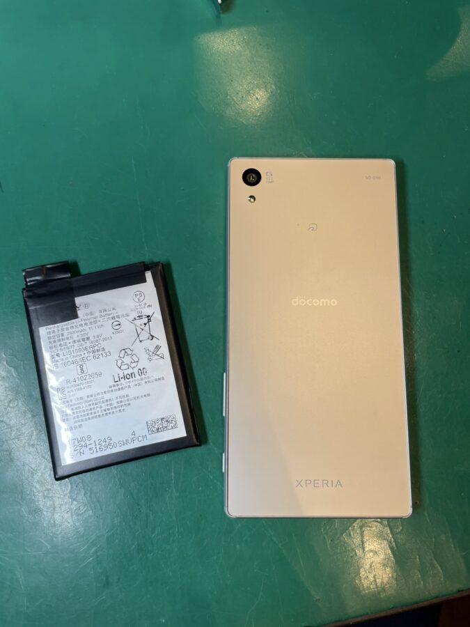 Xperia Z5のバッテリーが膨張【スマホ修理工房ミーツ国分寺店】
