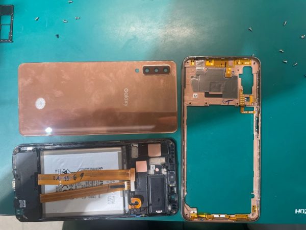 GalaxyA7(ギャラクシー)画面が割れてしまった！！！！！当店にお任せください！！【スマホ修理工房ココリア多摩センター店】