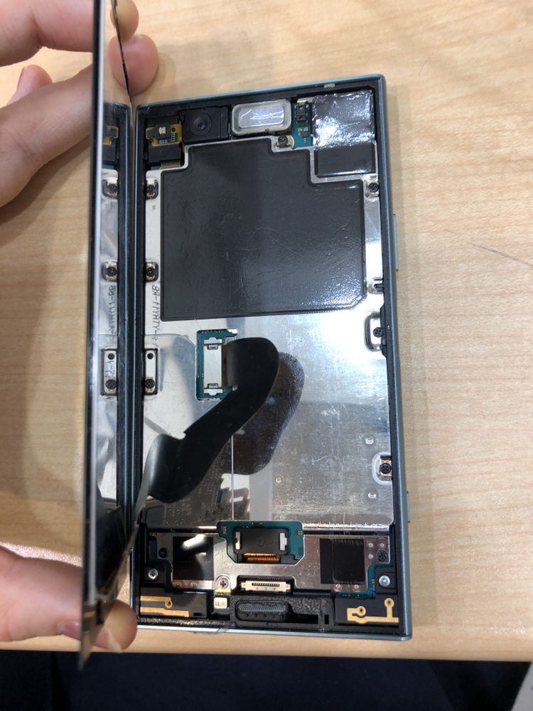 【画面交換修理】横浜市からお越しのお客様より、XperiaXZ1compact(エクスペリアXZ1コンパクト)をお持ち込みいただ