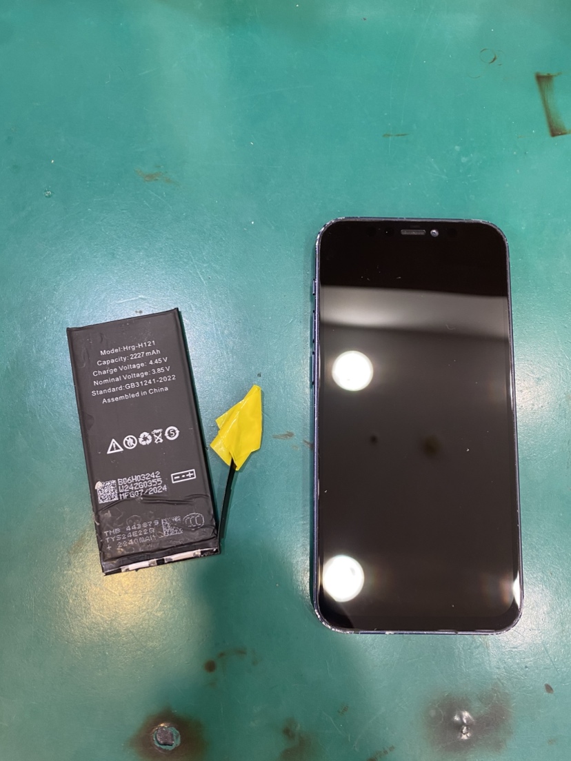 先日はiPhone12miniのバッテリーを交換していただきありがとうございました。