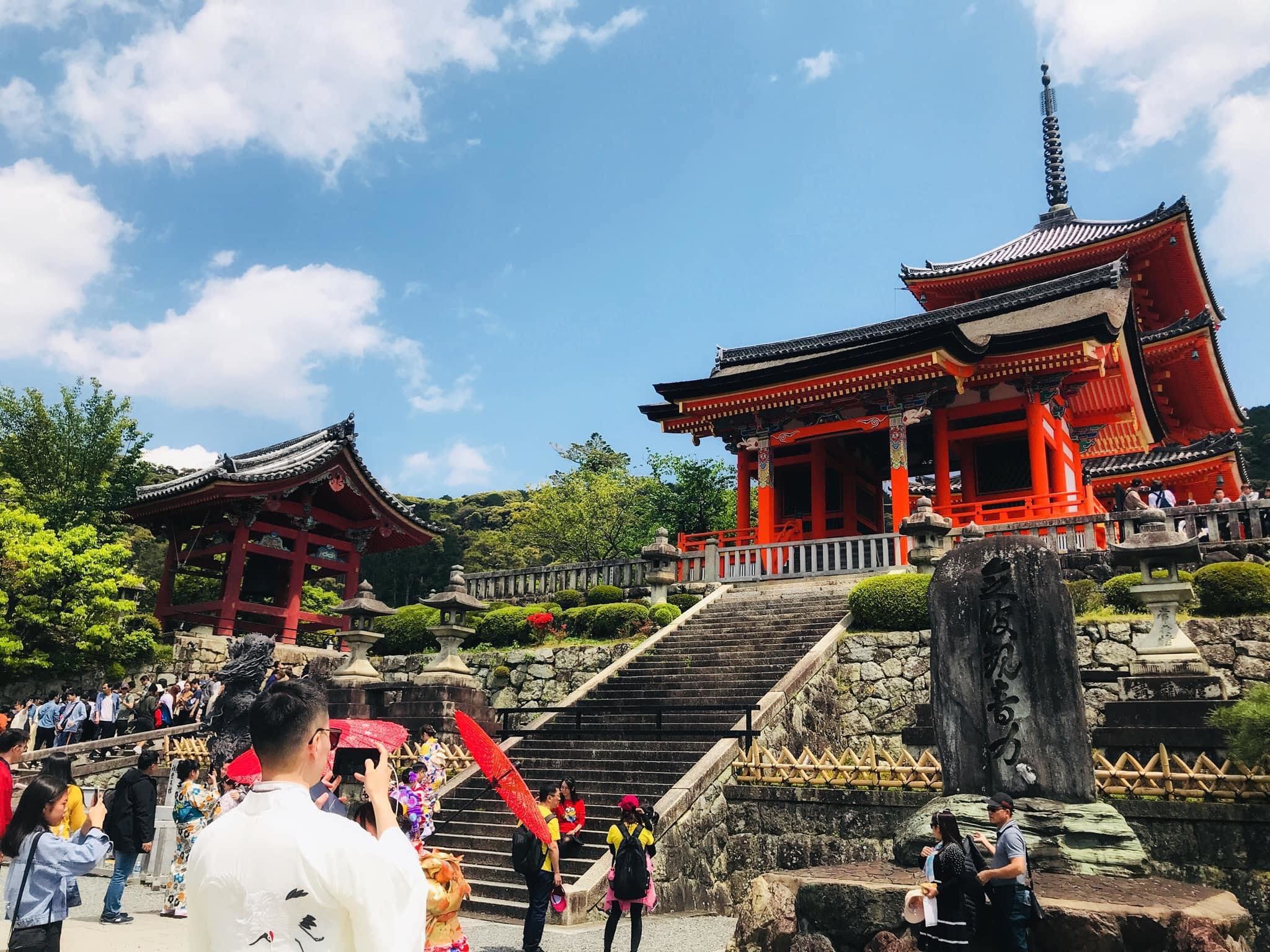 The site inside Kiyomizu-dera·