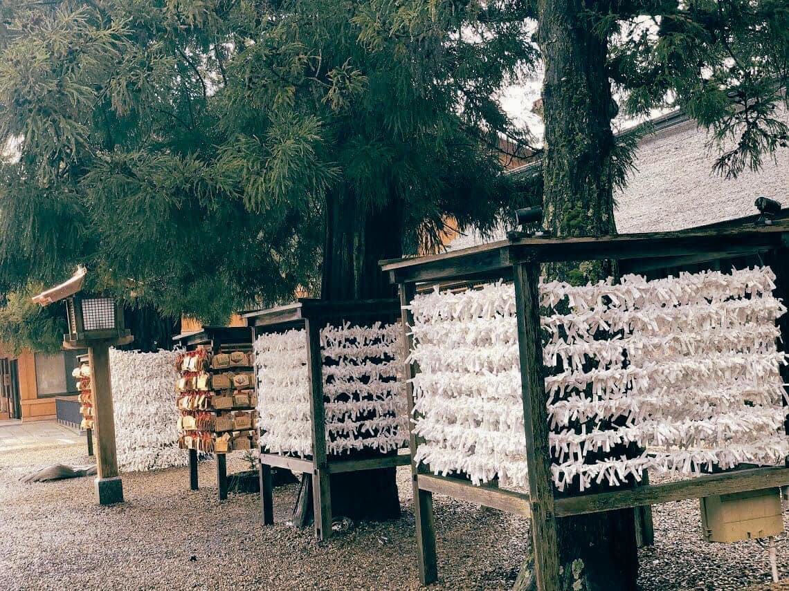 Một góc lưu giữ những quẻ thăm của du khách. Nếu bạn rút được quẻ