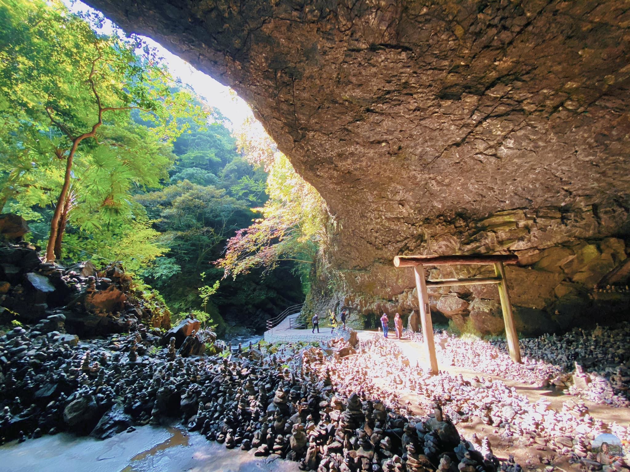 The stone pillars together with Torii gate are the most typical image when people think of this cave (photo of Ly Nguyen)