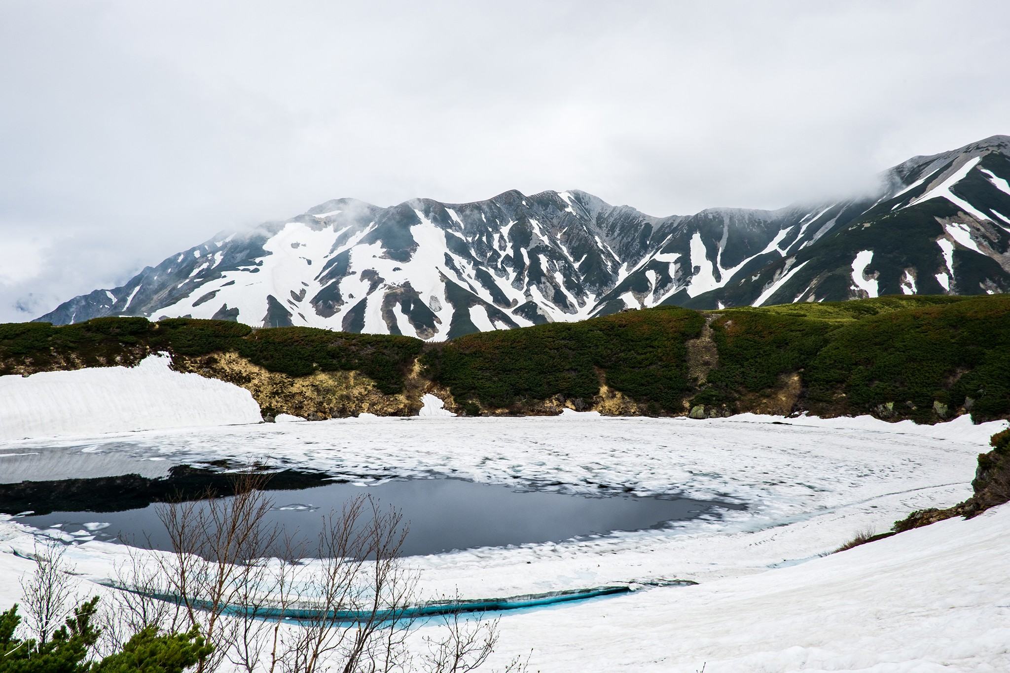 Lake Mikurigaike (starting from July, the snow will gradually melt, displaying the beautiful reflection of Mount Tateyama in the lake)