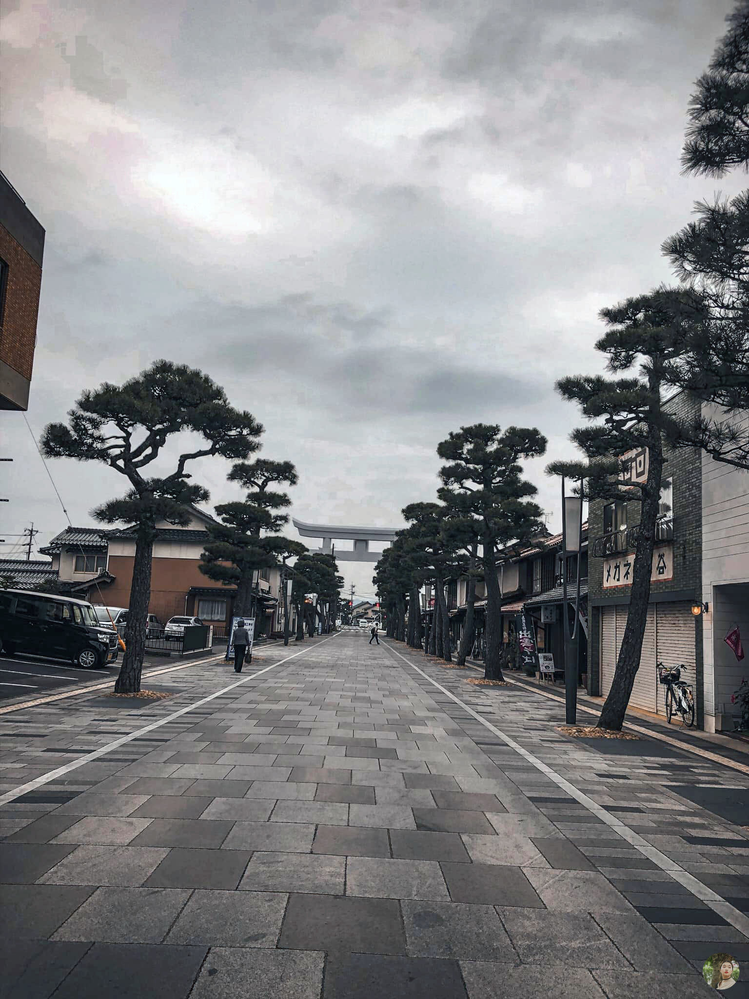 Từ xa, chiếc cổng Torii màu trắng lấp ló đón chào mình