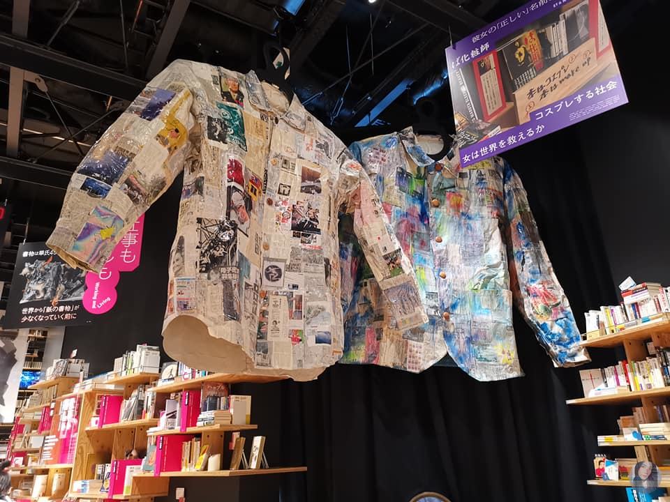 The exhibition area was decorated with 2 shirts made from colorful pieces of newspaper