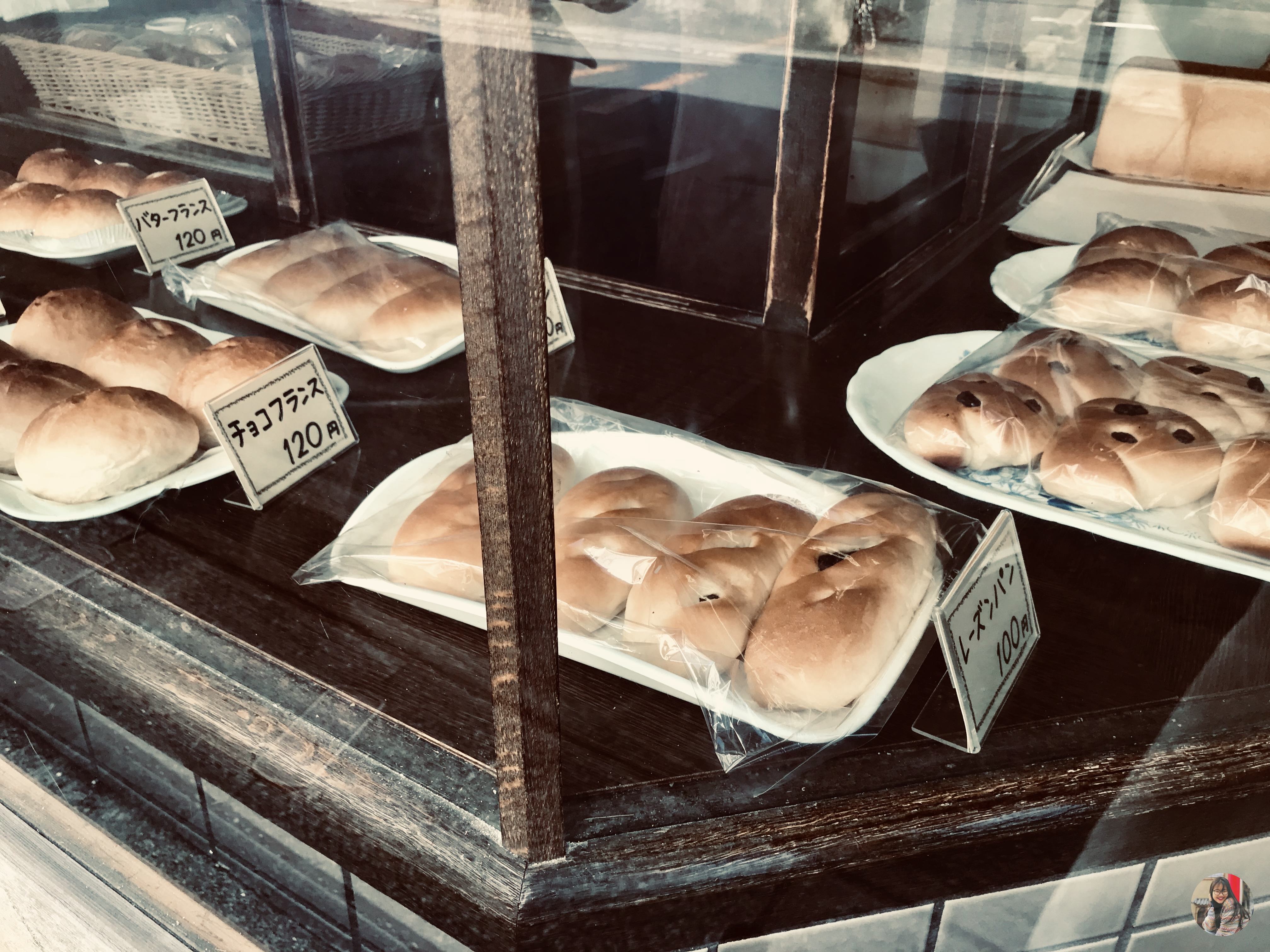 Những chiếc bánh mì được trình bày đơn giản