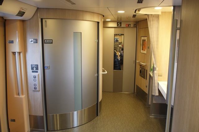 Bồn rửa và không gian nghỉ ngơi trên Shinkansen