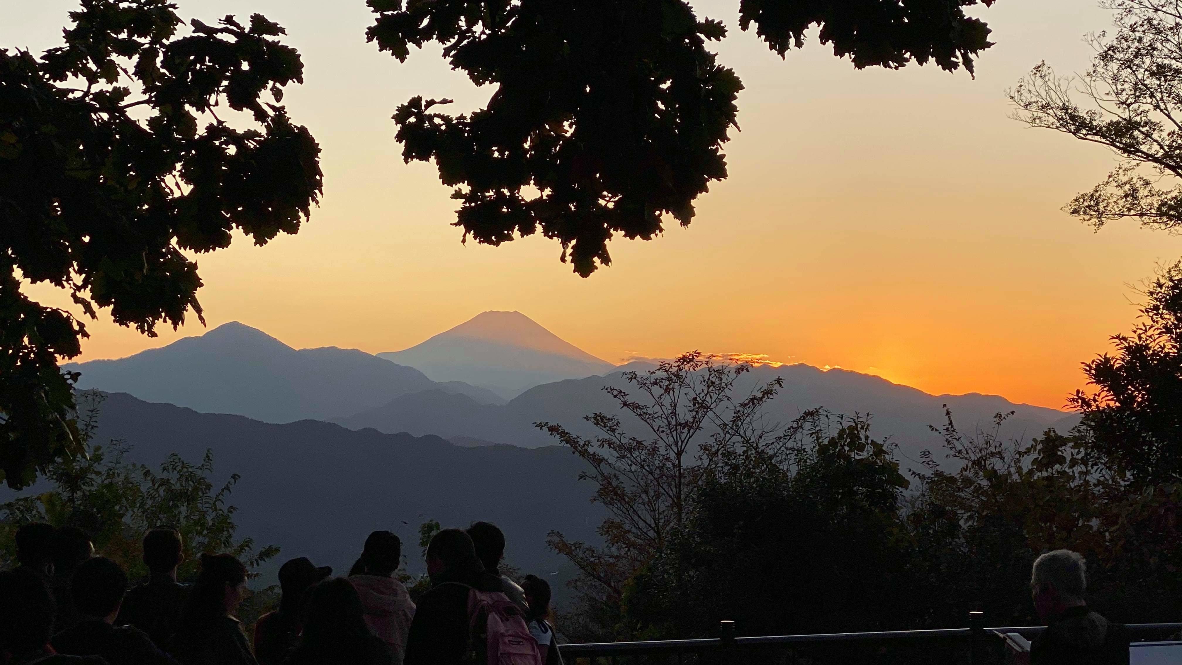 It's Mount Fuji over thereeeeeeeee
