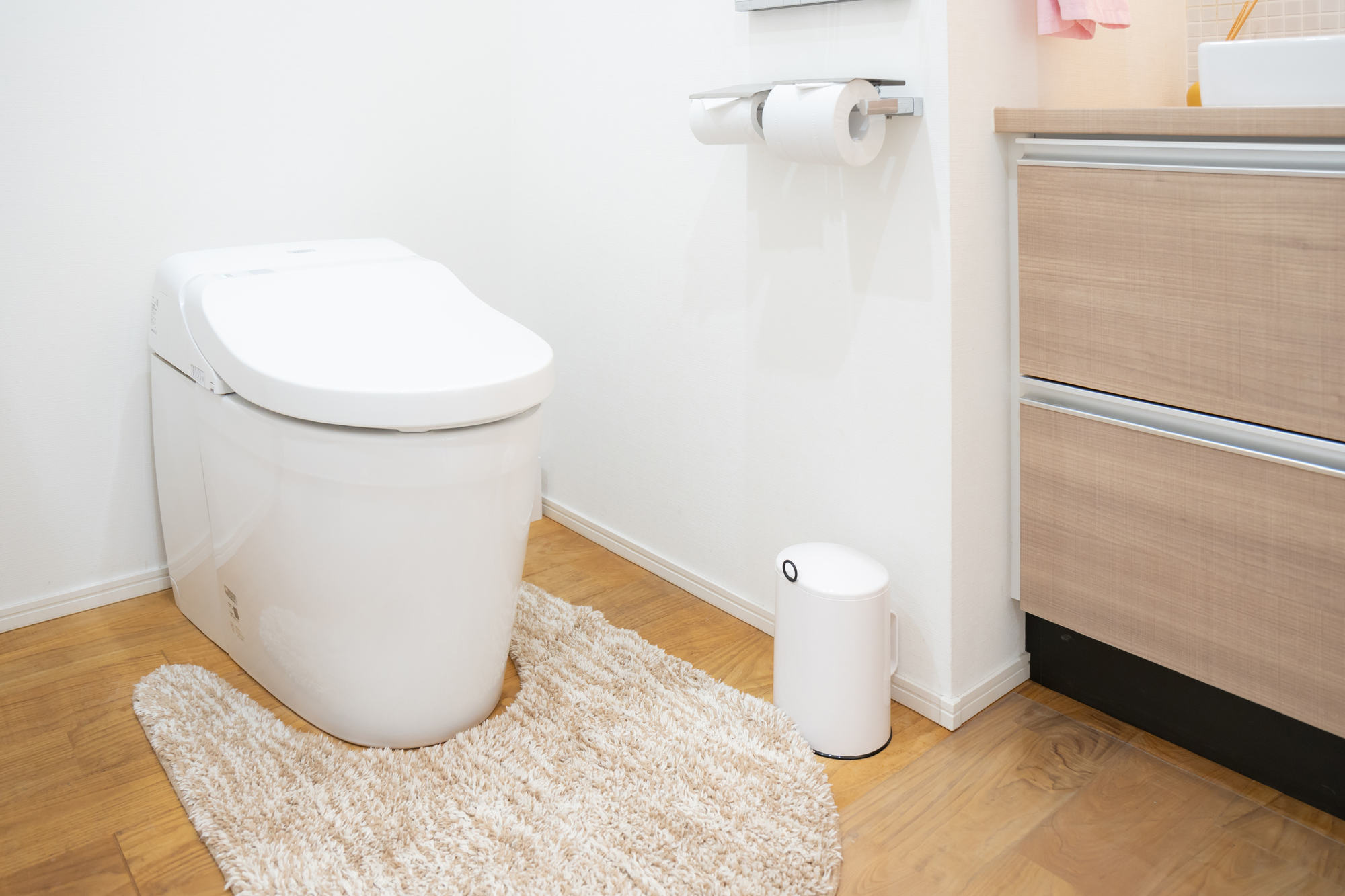 Nắp bồn cầu tự động đóng mở khi bạn đứng lên hay ngồi xuống